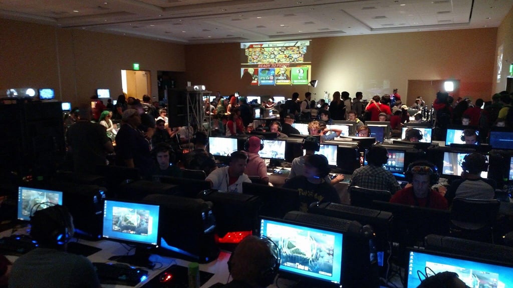 Gli eventi di gioco competitivi si svolgono di solito in un'arena di eSports