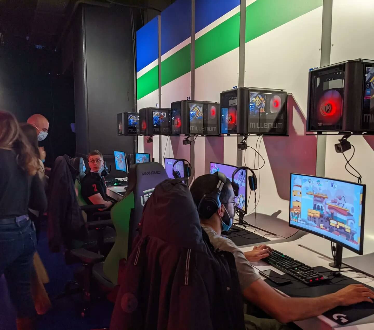 Gaming centers should have computers that can play popular esports titles